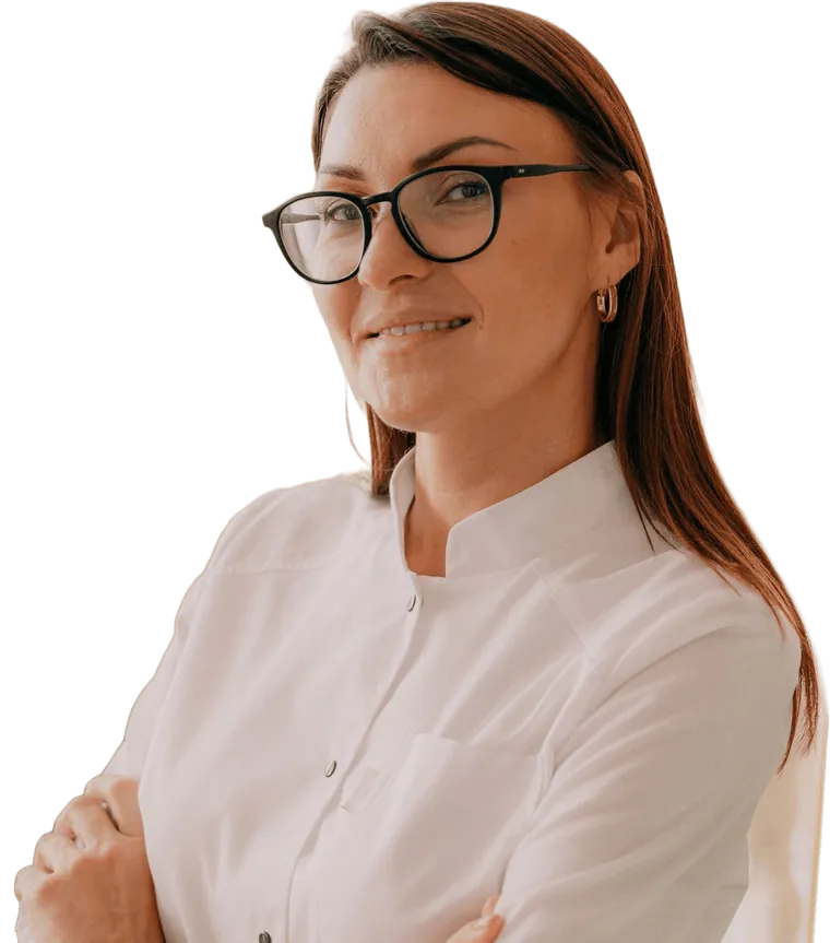 Une pharmacienne en sarrau, souriante, les bras croisés